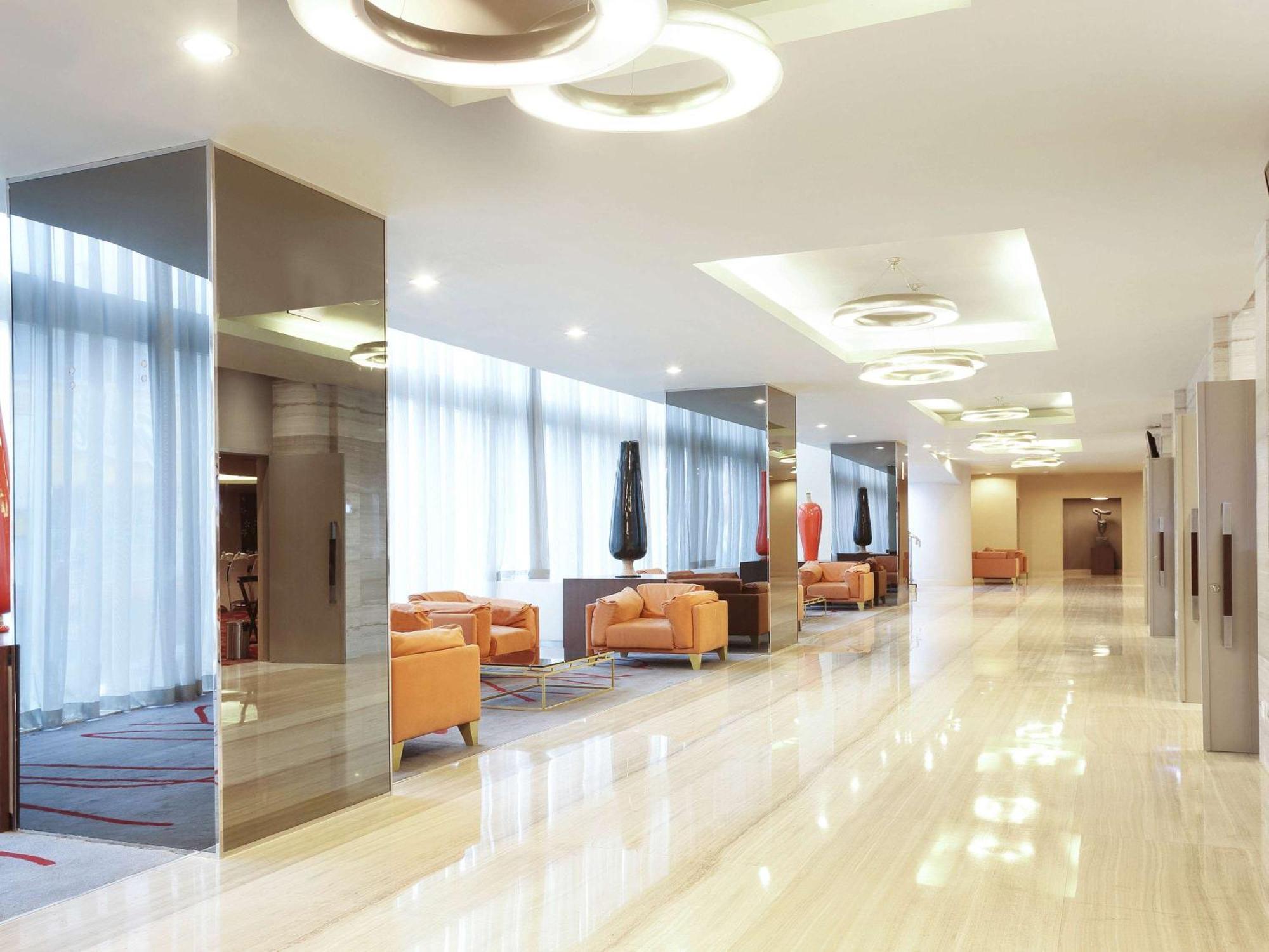 Novotel Jakarta Gajah Mada Экстерьер фото