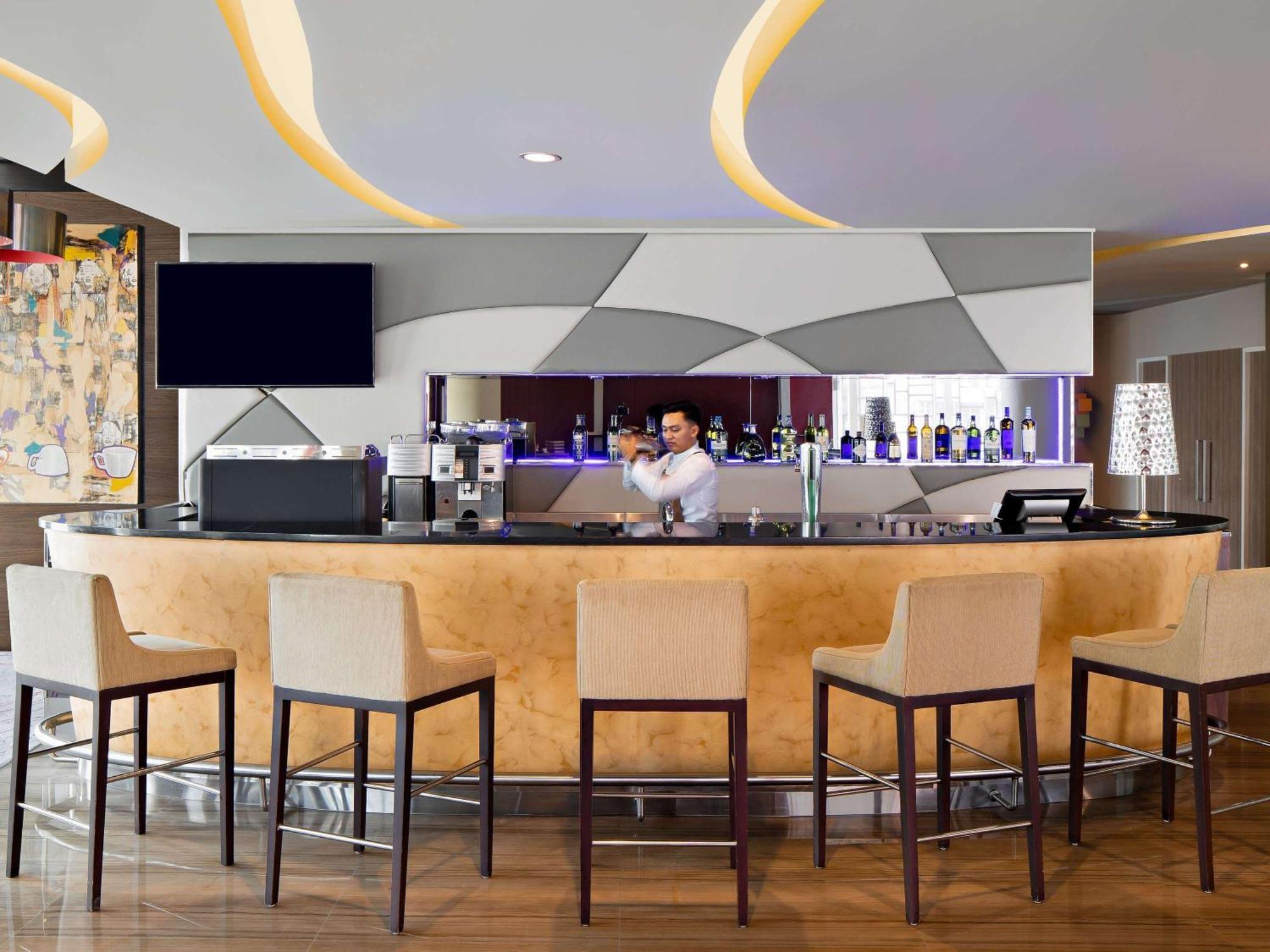 Novotel Jakarta Gajah Mada Экстерьер фото