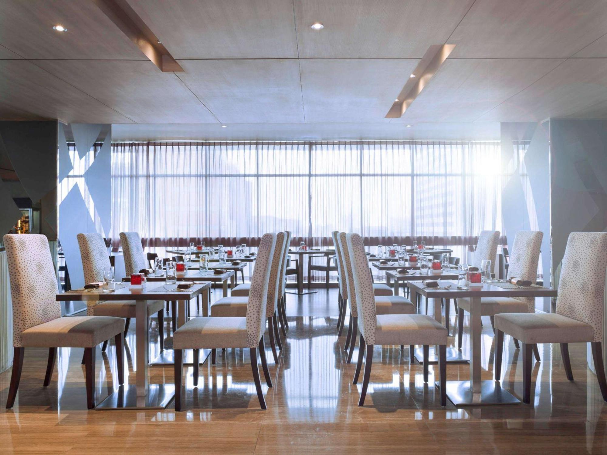 Novotel Jakarta Gajah Mada Экстерьер фото