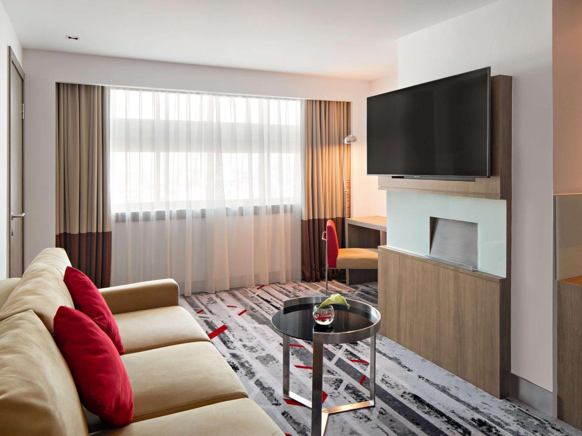 Novotel Jakarta Gajah Mada Экстерьер фото