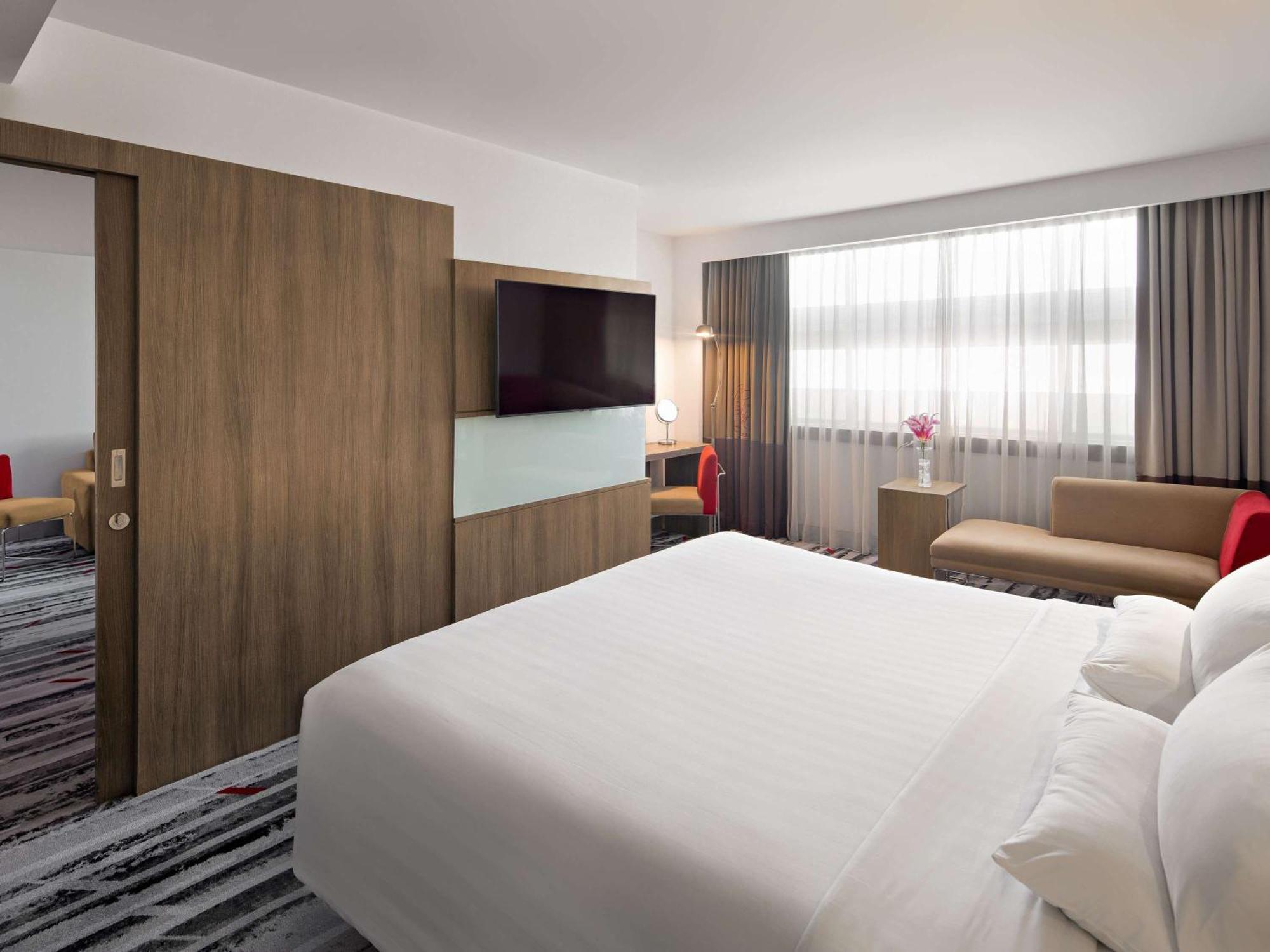Novotel Jakarta Gajah Mada Экстерьер фото