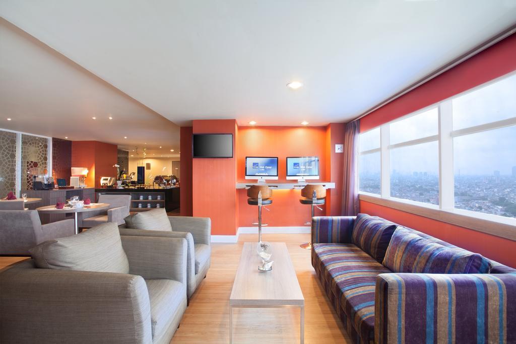 Novotel Jakarta Gajah Mada Экстерьер фото