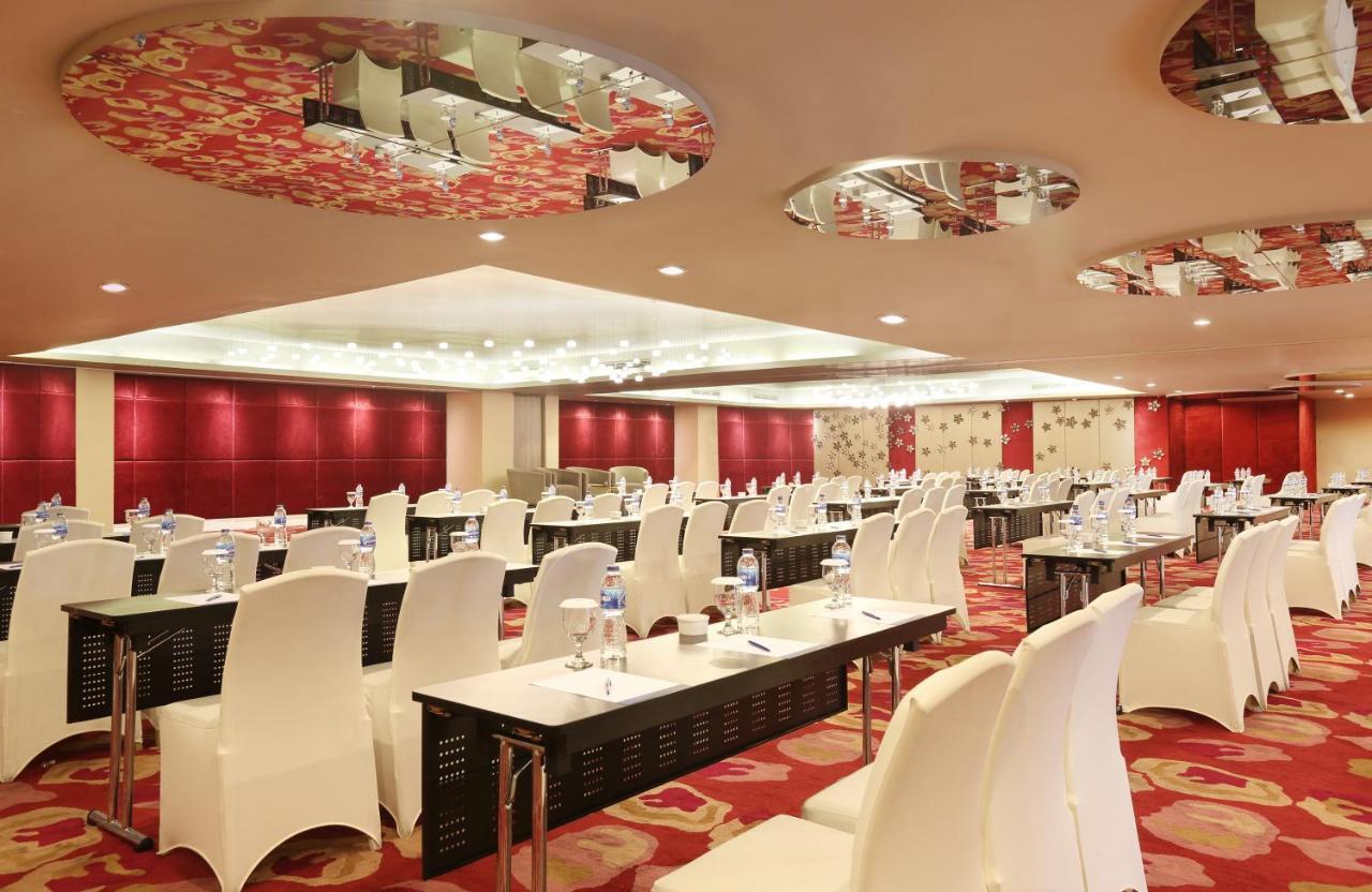 Novotel Jakarta Gajah Mada Экстерьер фото